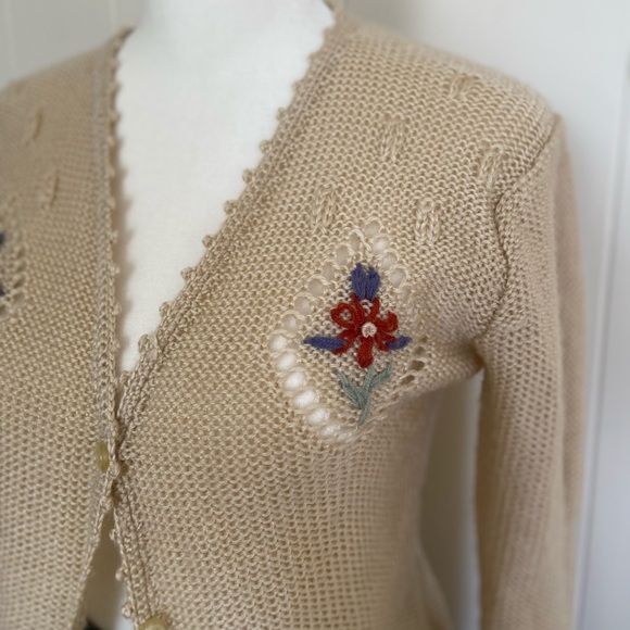 Vintage Beige Knit Cardigan w Flower Detail Small - Picture 5 of 11